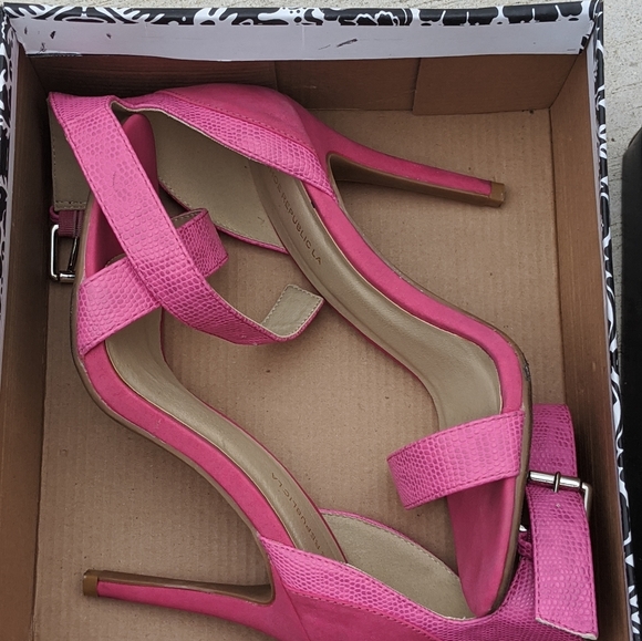 Fuschia stilleto shoes - Picture 2 of 5